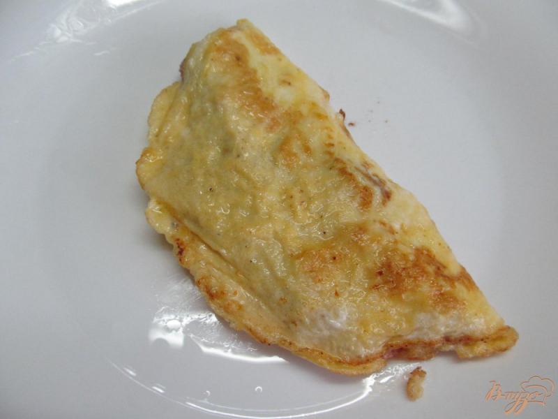 Фото приготовление рецепта: Яйца с колбасой под помидором шаг №8