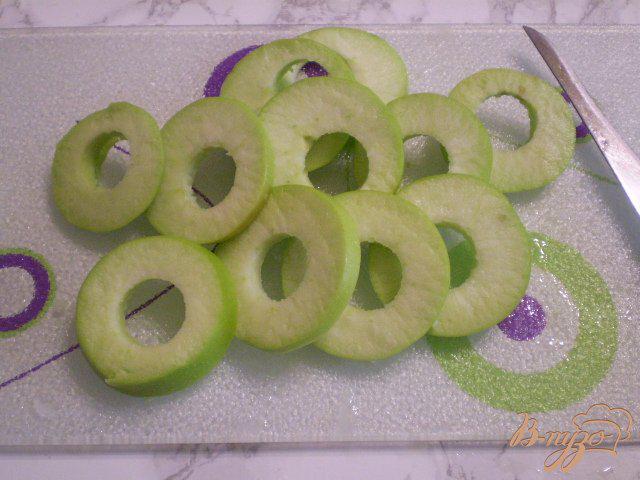 Фото приготовление рецепта: Яблоки в кляре шаг №4