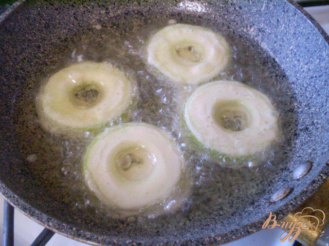 Фото приготовление рецепта: Яблоки в кляре шаг №6