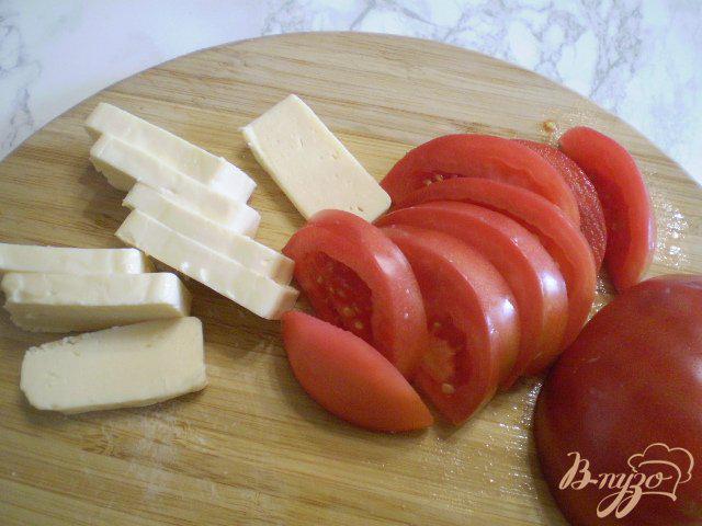 Фото приготовление рецепта: Конвертики на мангале с помидором и сыром шаг №2