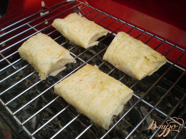 Фото приготовление рецепта: Конвертики на мангале с помидором и сыром шаг №5