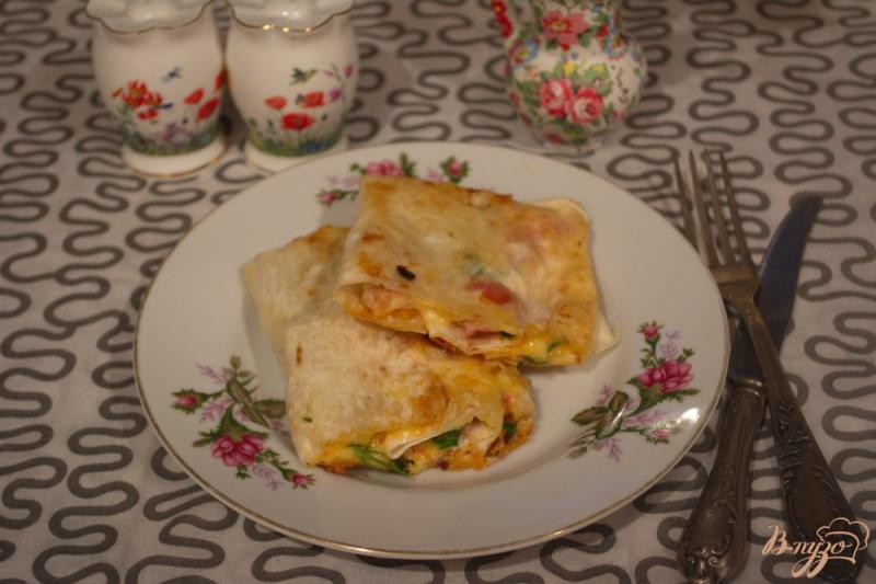 Фото приготовление рецепта: Закуска из лаваша с сальсой шаг №5