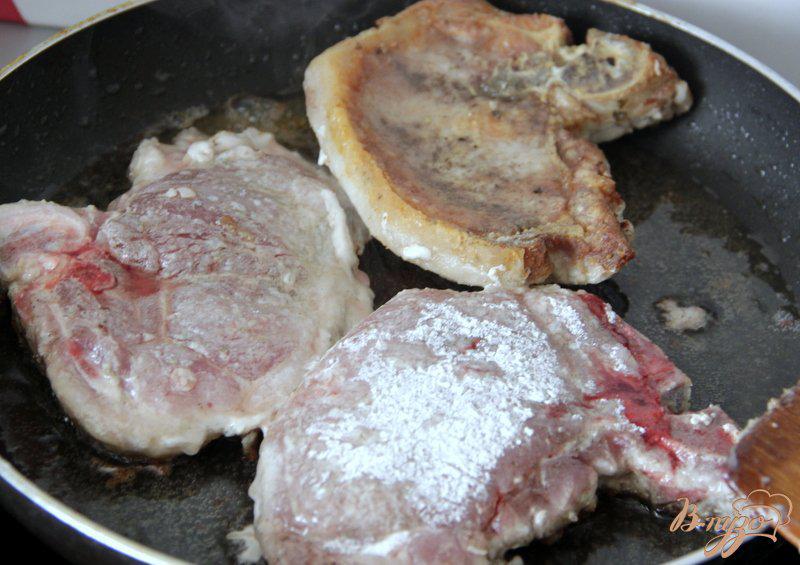 Фото приготовление рецепта: Свинина на косточке в сливочном соусе шаг №2