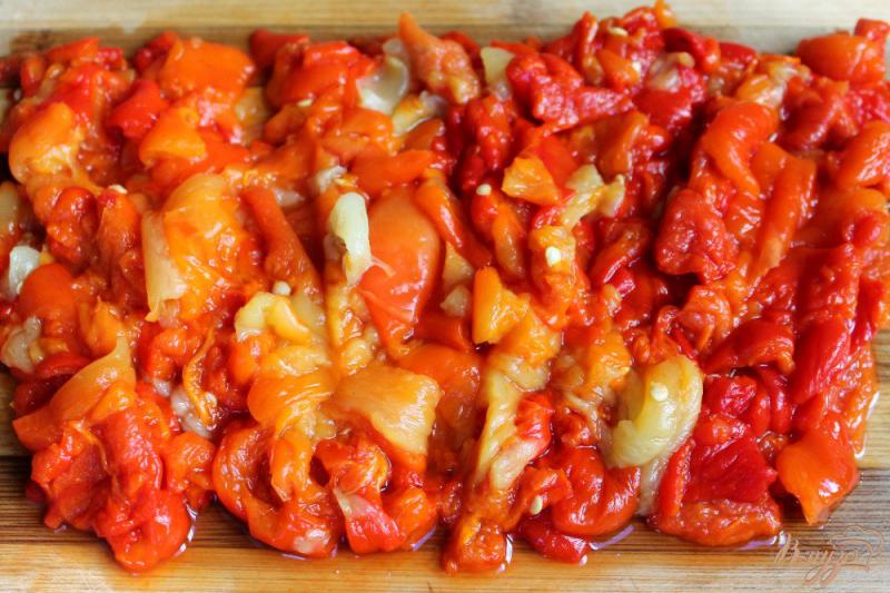 Фото приготовление рецепта: Печеные баклажаны с перцем в томате шаг №3
