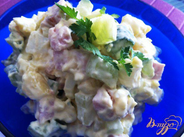 Фото приготовление рецепта: Салат картофельный с ветчиной шаг №9