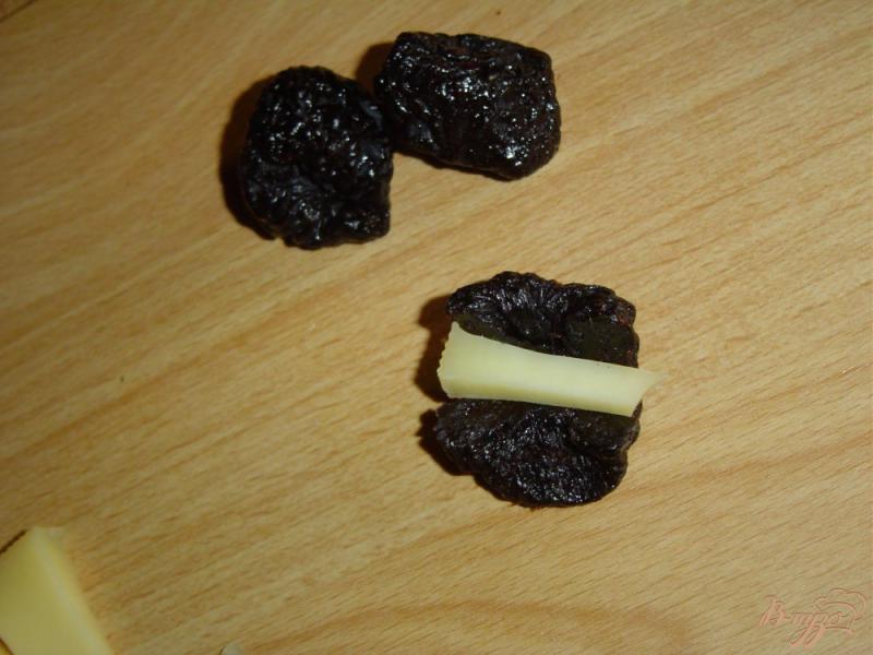 Фото приготовление рецепта: Рулетики из бекона с черносливом и сыром шаг №2