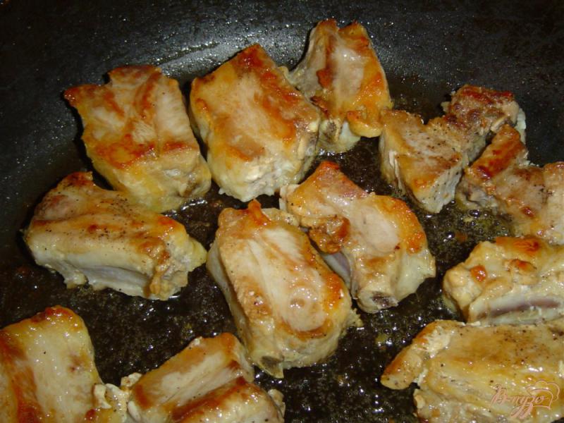 Фото приготовление рецепта: Свиные ребрышки, тушеные с помидорами и грибами шаг №3
