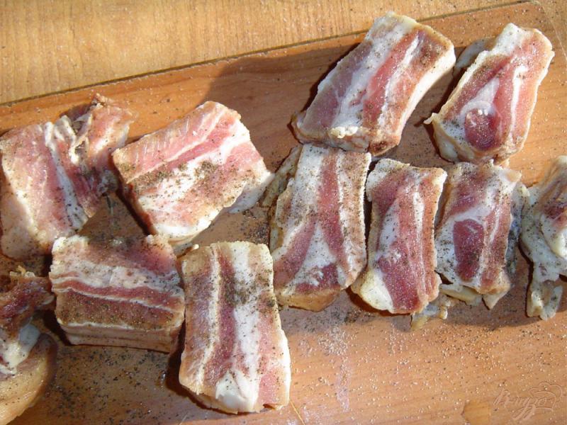 Фото приготовление рецепта: Свиные ребрышки, тушеные с помидорами и грибами шаг №2