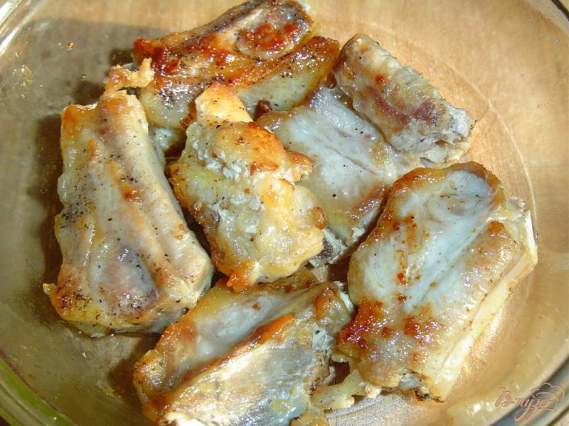 Фото приготовление рецепта: Свиные ребрышки, тушеные с помидорами и грибами шаг №4