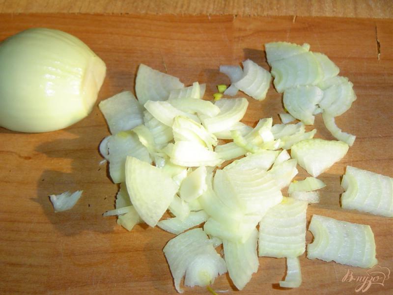 Фото приготовление рецепта: Свиные ребрышки, тушеные с помидорами и грибами шаг №5