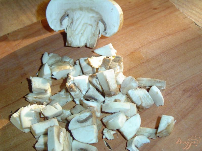 Фото приготовление рецепта: Свиные ребрышки, тушеные с помидорами и грибами шаг №6
