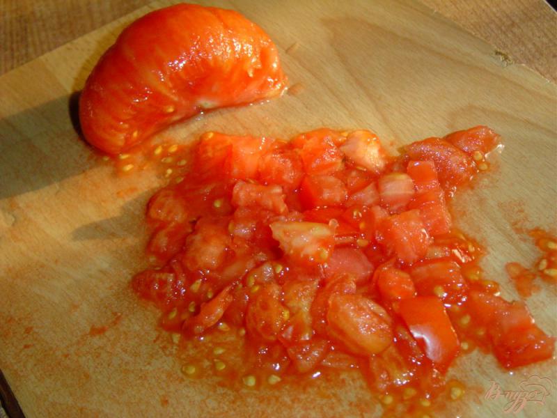 Фото приготовление рецепта: Свиные ребрышки, тушеные с помидорами и грибами шаг №7