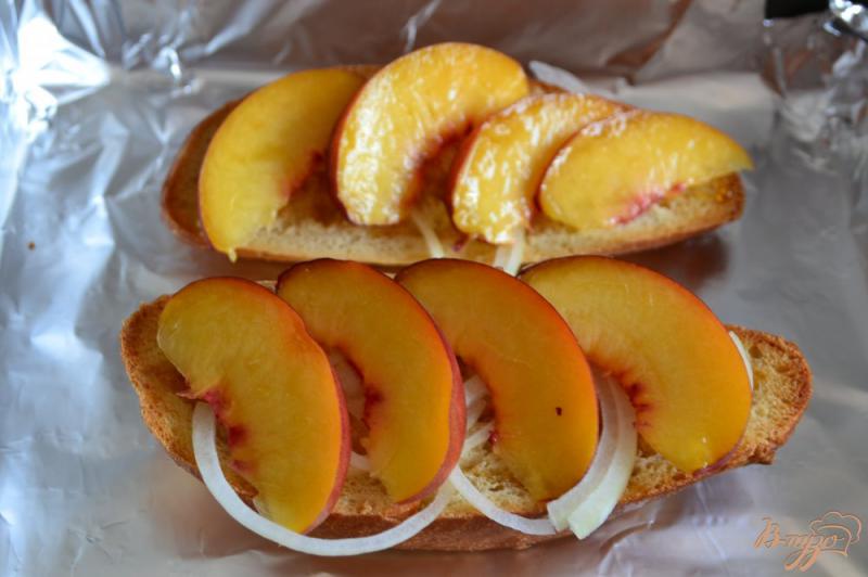 Фото приготовление рецепта: Сендвич с персиками и голубым сыром шаг №4