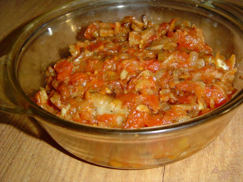 Фото приготовление рецепта: Свиные ребрышки, тушеные с помидорами и грибами шаг №9