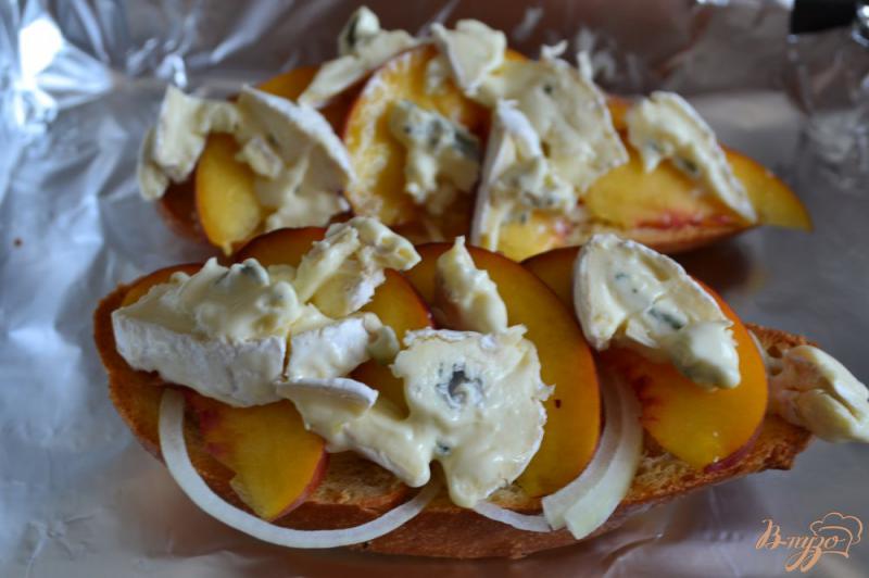 Фото приготовление рецепта: Сендвич с персиками и голубым сыром шаг №5