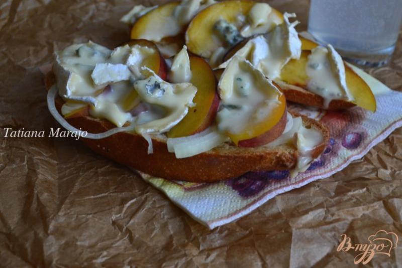 Фото приготовление рецепта: Сендвич с персиками и голубым сыром шаг №6