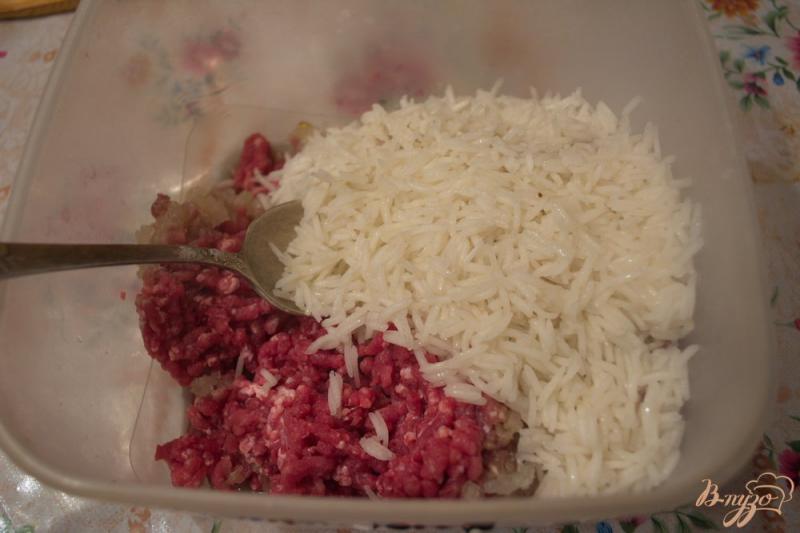 Фото приготовление рецепта: Мясные тефтели под сметанно-томатным соусом шаг №2