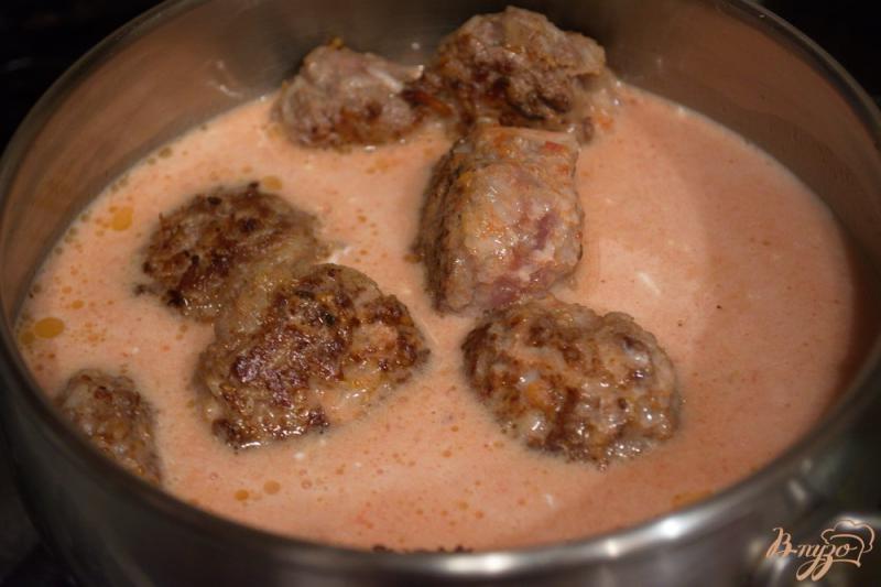 Фото приготовление рецепта: Мясные тефтели под сметанно-томатным соусом шаг №5