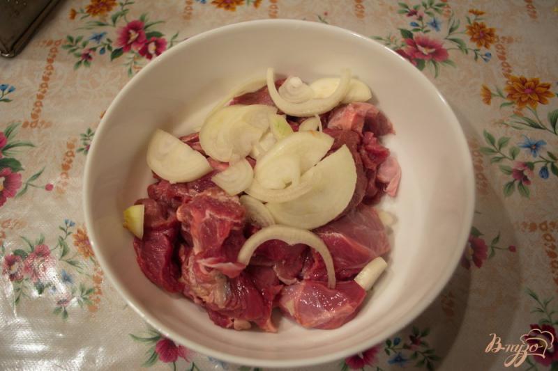 Фото приготовление рецепта: Говядина в горшочках под соусом. шаг №2