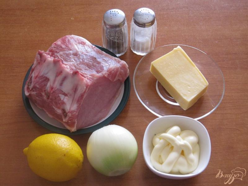 Фото приготовление рецепта: Свинина в духовке под лимонно-луковым маринадом шаг №1