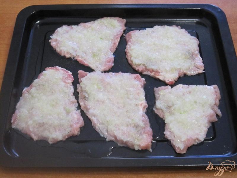 Фото приготовление рецепта: Свинина в духовке под лимонно-луковым маринадом шаг №7