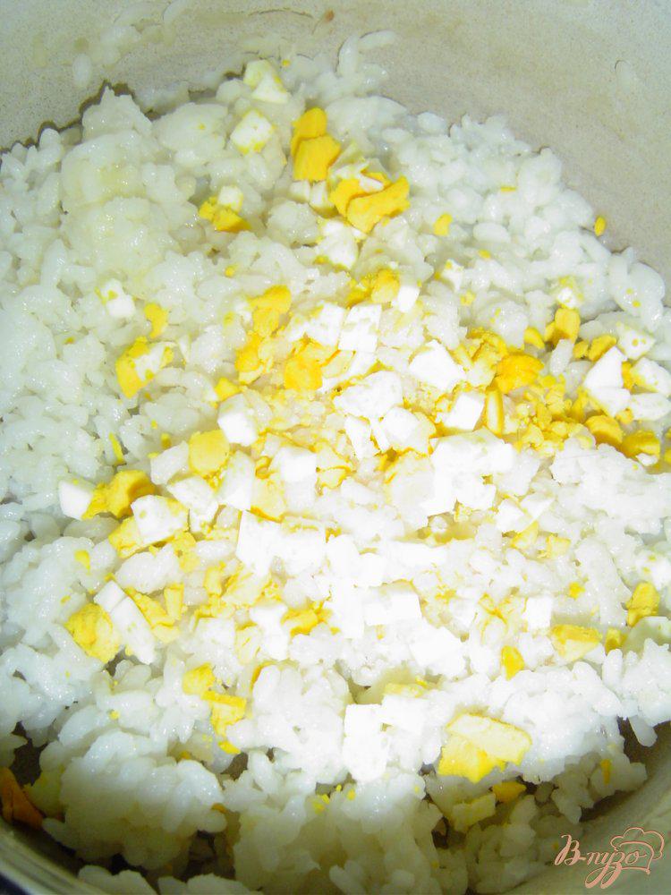 Фото приготовление рецепта: Каша рисовая с яйцами и морковью шаг №2