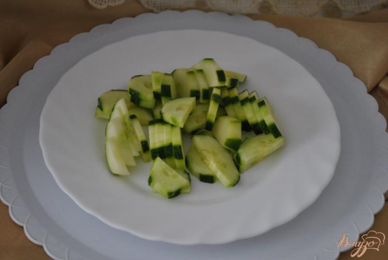 Фото приготовление рецепта: Салат с редисом и проростками шаг №6