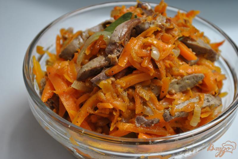 Фото приготовление рецепта: Теплый салат с морковью и печенкой шаг №7