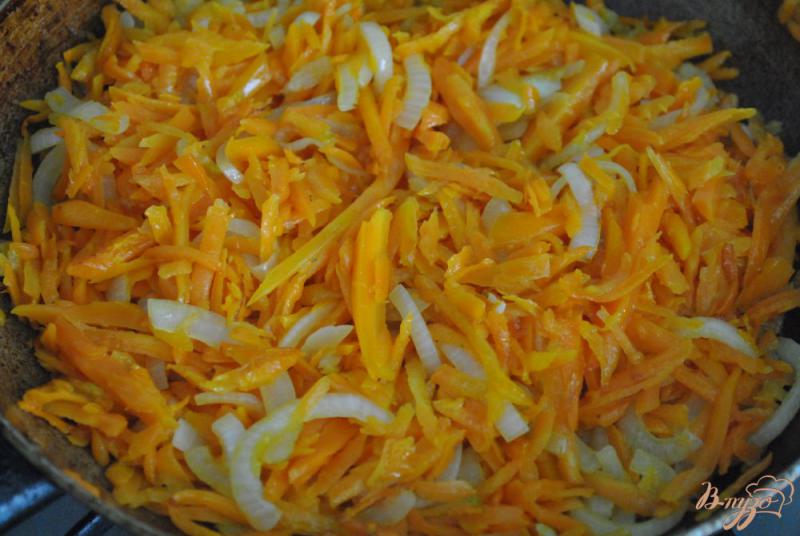 Фото приготовление рецепта: Теплый салат с морковью и печенкой шаг №3
