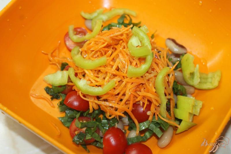 Фото приготовление рецепта: Салат с маринованной утиной грудкой и корейской морковью шаг №7