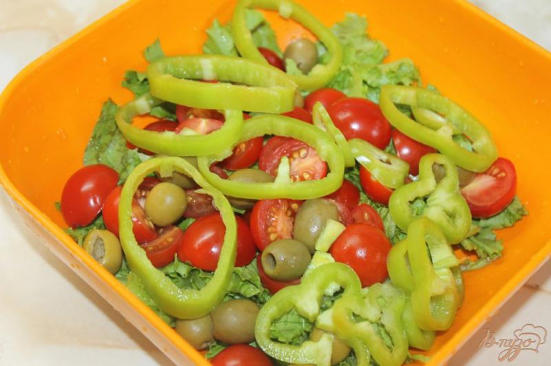 Фото приготовление рецепта: Салат с помидорами черры и листьями салата заправлен соусом песто шаг №4