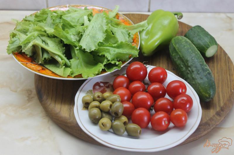 Фото приготовление рецепта: Салат с помидорами черры и листьями салата заправлен соусом песто шаг №1
