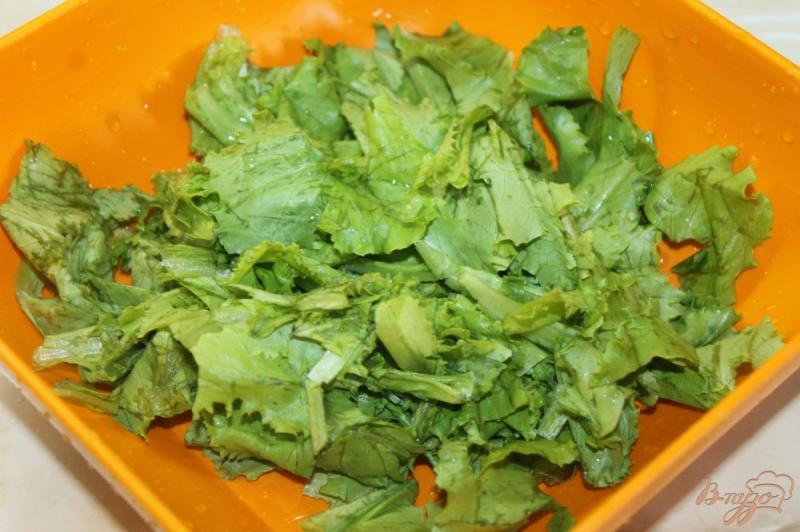 Фото приготовление рецепта: Салат с помидорами черры и листьями салата заправлен соусом песто шаг №2