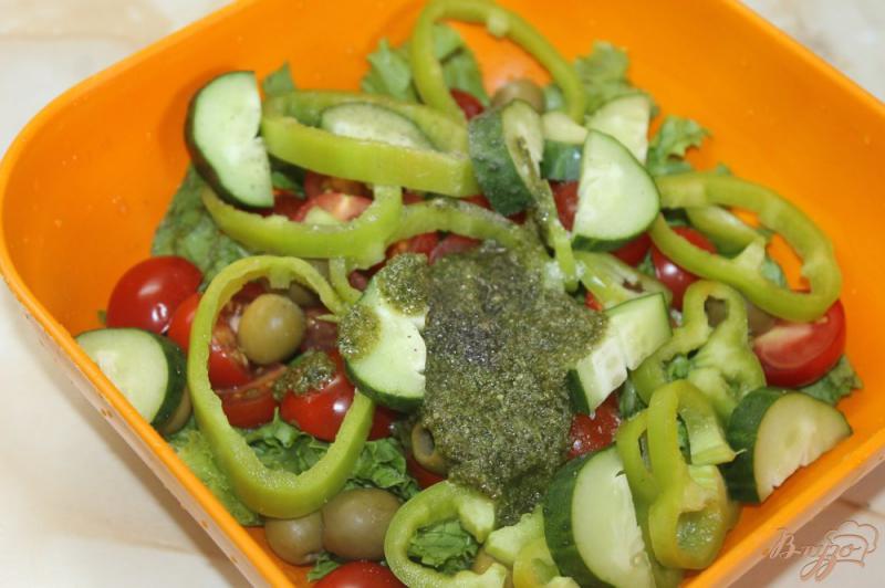 Фото приготовление рецепта: Салат с помидорами черры и листьями салата заправлен соусом песто шаг №5