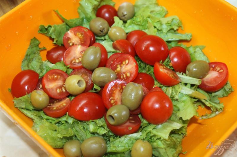 Фото приготовление рецепта: Салат с помидорами черры и листьями салата заправлен соусом песто шаг №3