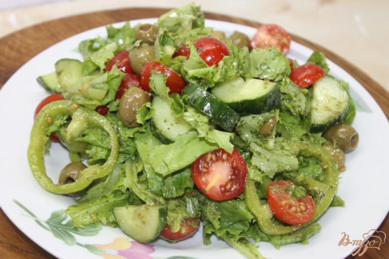 Фото приготовление рецепта: Салат с помидорами черры и листьями салата заправлен соусом песто шаг №6