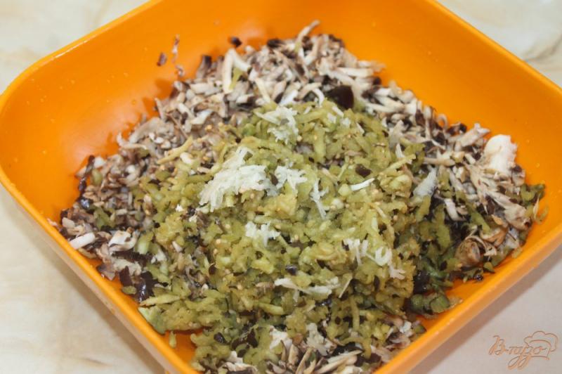Фото приготовление рецепта: Сочные грибные котлеты с баклажаном и сметанным соусом шаг №3