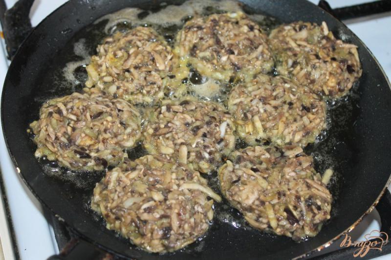 Фото приготовление рецепта: Сочные грибные котлеты с баклажаном и сметанным соусом шаг №5