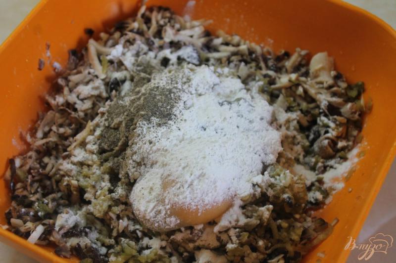 Фото приготовление рецепта: Сочные грибные котлеты с баклажаном и сметанным соусом шаг №4