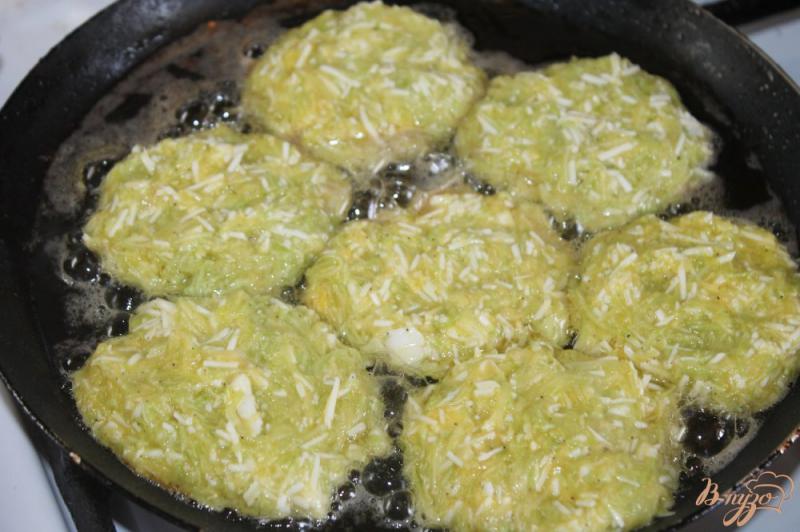 Фото приготовление рецепта: Оладьи из кабачка и плавленного сыра шаг №5