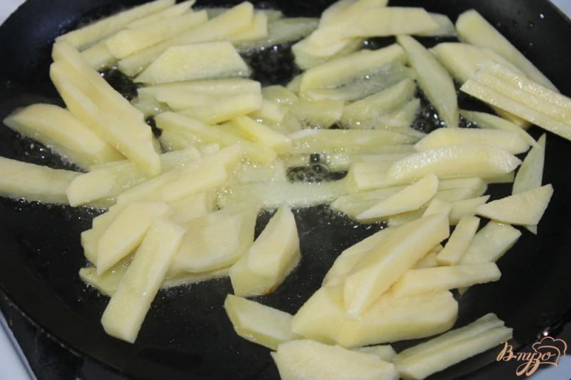 Фото приготовление рецепта: Жаренный картофель с баклажанами и помидорами шаг №3