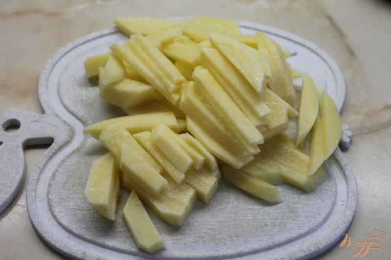 Фото приготовление рецепта: Жаренный картофель с баклажанами и помидорами шаг №2