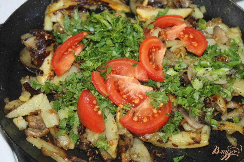 Фото приготовление рецепта: Жаренный картофель с баклажанами и помидорами шаг №6