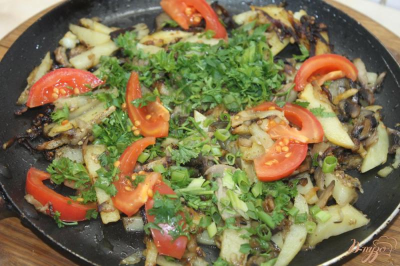 Фото приготовление рецепта: Жаренный картофель с баклажанами и помидорами шаг №7