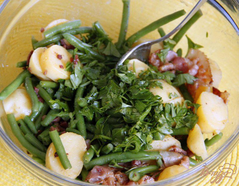 Фото приготовление рецепта: Картофельный салат с беконом и зеленой фасолью шаг №7