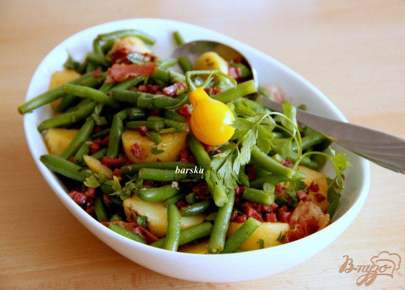 Фото приготовление рецепта: Картофельный салат с беконом и зеленой фасолью шаг №8