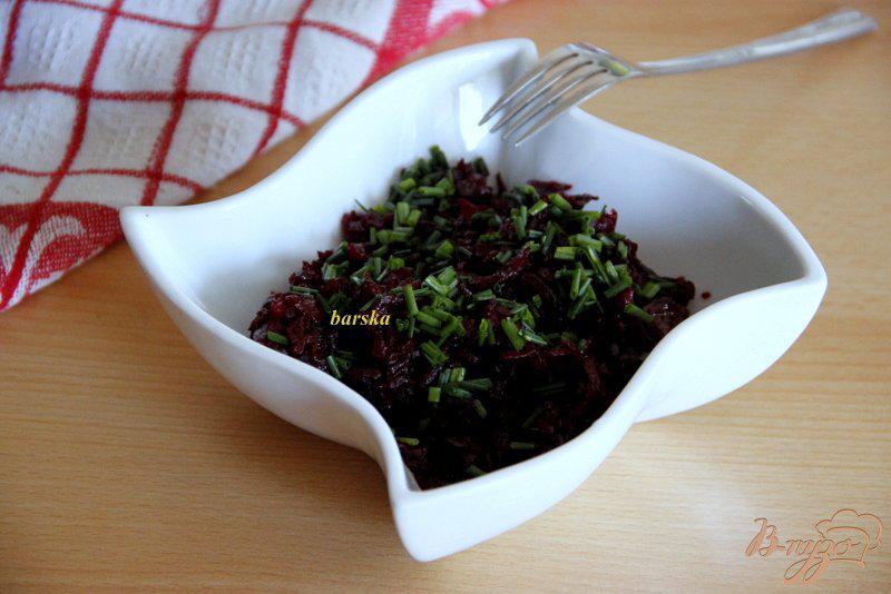 Фото приготовление рецепта: Пикантный салат из свеклы и жареного лука шаг №4
