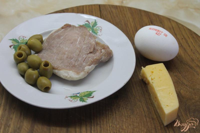 Фото приготовление рецепта: Свиная отбивная с оливками под сыром шаг №1