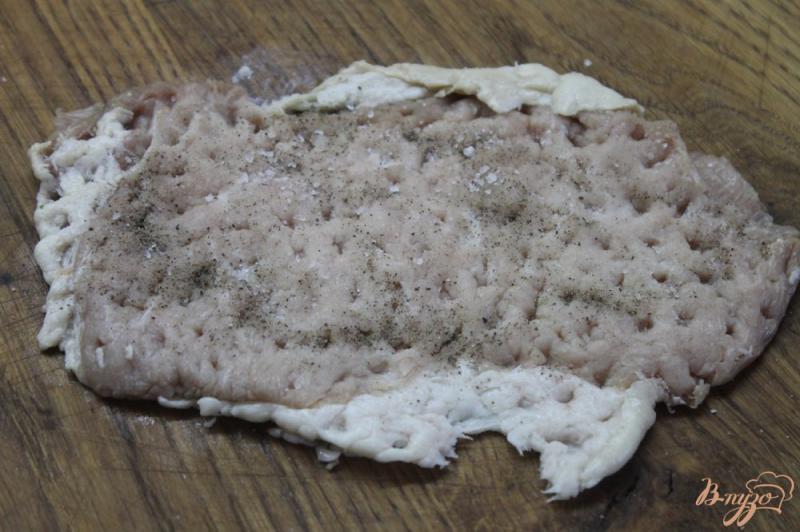 Фото приготовление рецепта: Свиная отбивная с оливками под сыром шаг №2