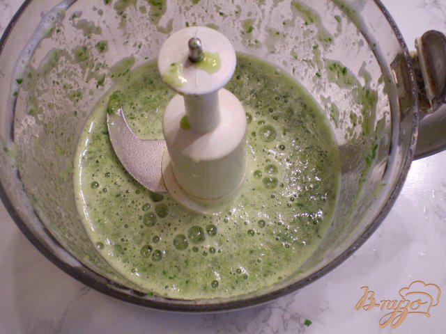 Фото приготовление рецепта: Коктейль из зелени и слив шаг №4